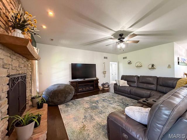 5437 Highway D, Farmington, MO 63640