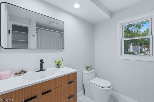 37 W Colfax Ave, Roselle Park Boro, NJ 07204