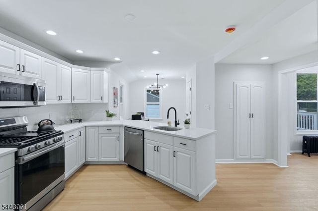37 W Colfax Ave, Roselle Park Boro, NJ 07204