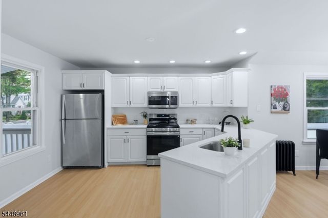 37 W Colfax Ave, Roselle Park Boro, NJ 07204