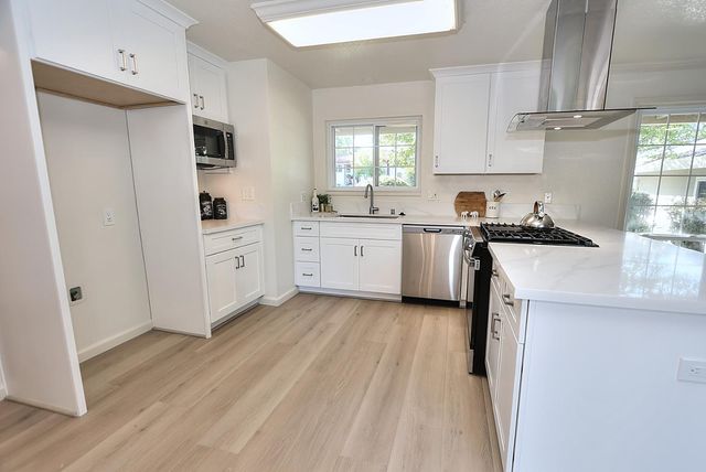 6430 Sandstone St, Carmichael, CA 95608