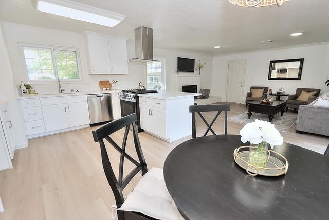 6430 Sandstone St, Carmichael, CA 95608