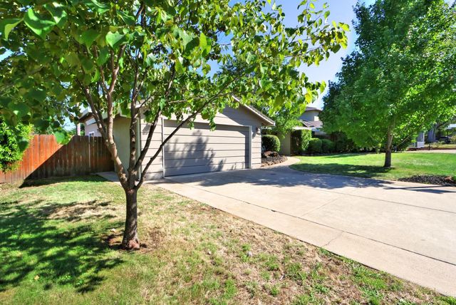 6430 Sandstone St, Carmichael, CA 95608