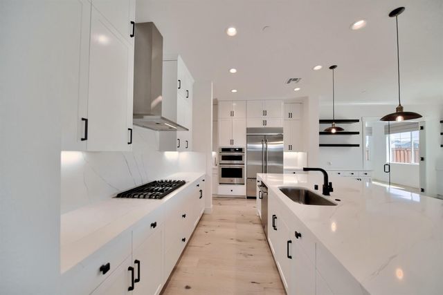 2150 Mulholland Dr, Lathrop, CA 95330