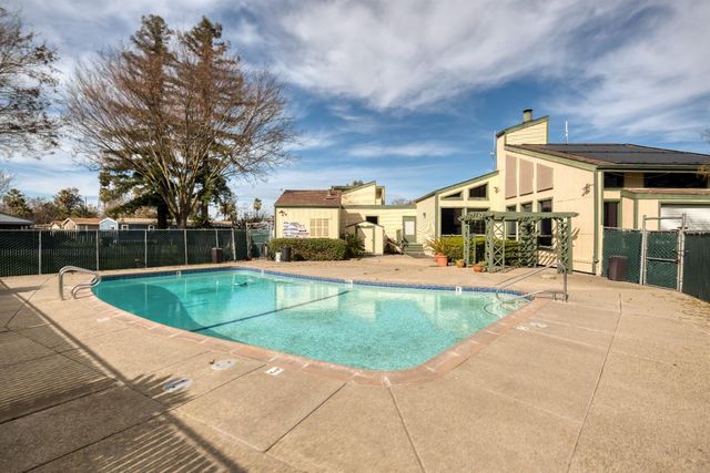 16 Sleepy Hollow Dr, Lodi, CA 95242