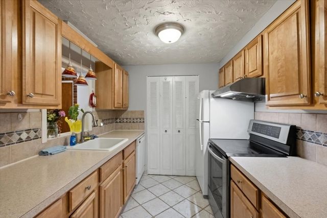 46 Greentree Ln 16, Weymouth, MA 02190