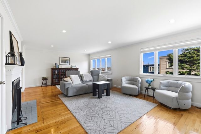 2 Mariners Ln, Marblehead, MA 01945
