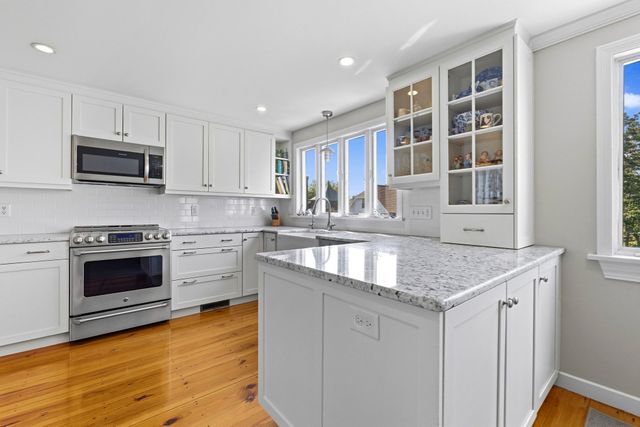 2 Mariners Ln, Marblehead, MA 01945