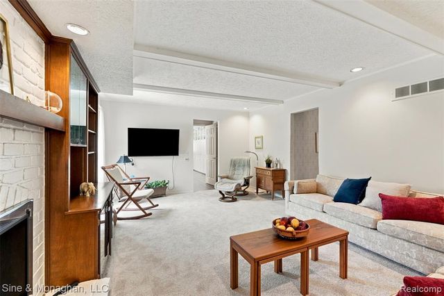 5505 Old Carriage Lane, West Bloomfield, MI 48322