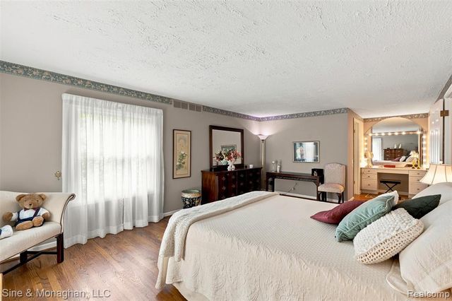 5505 Old Carriage Lane, West Bloomfield, MI 48322