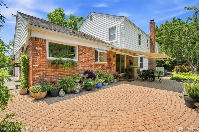 5505 Old Carriage Lane, West Bloomfield, MI 48322