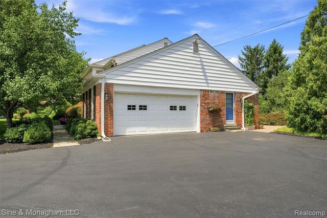 5505 Old Carriage Lane, West Bloomfield, MI 48322