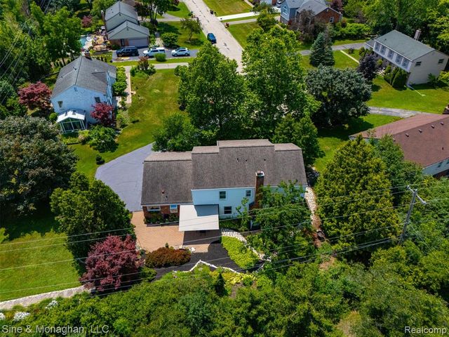 5505 Old Carriage Lane, West Bloomfield, MI 48322
