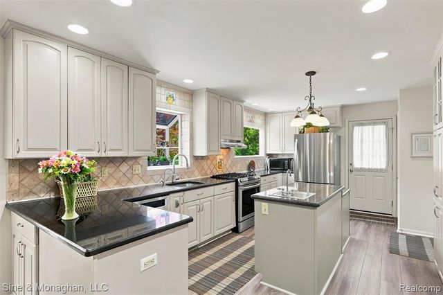 5505 Old Carriage Lane, West Bloomfield, MI 48322