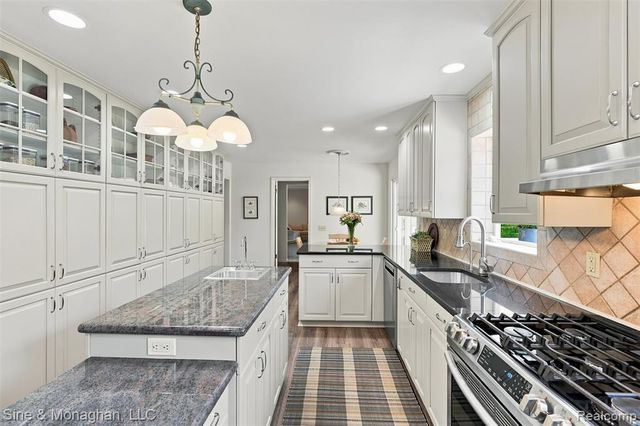 5505 Old Carriage Lane, West Bloomfield, MI 48322