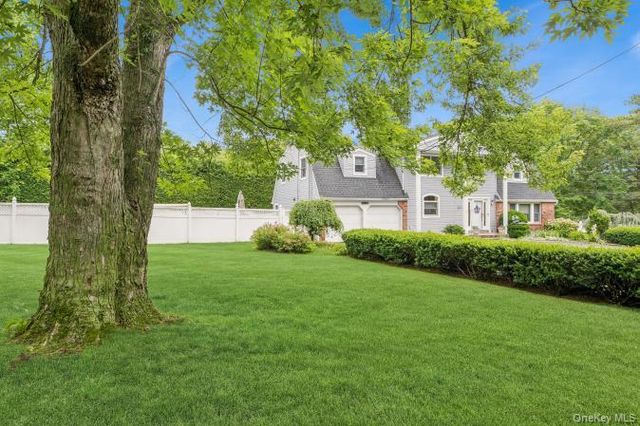 21 Fairoaks Lane, Smithtown, NY 11787