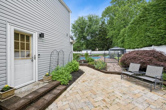 21 Fairoaks Lane, Smithtown, NY 11787