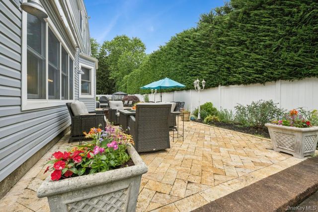 21 Fairoaks Lane, Smithtown, NY 11787