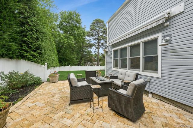 21 Fairoaks Lane, Smithtown, NY 11787