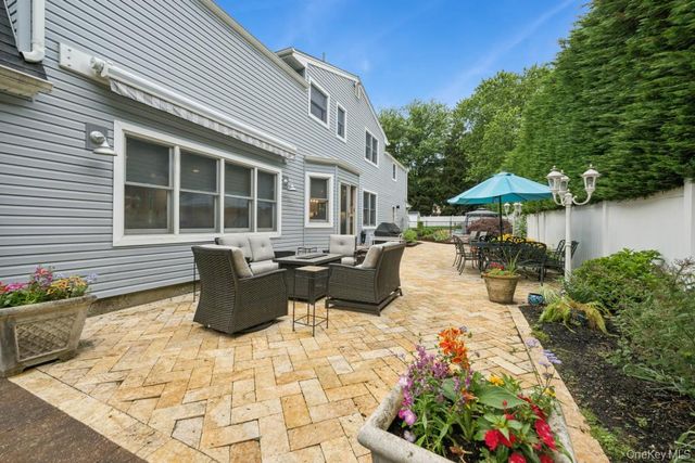 21 Fairoaks Lane, Smithtown, NY 11787