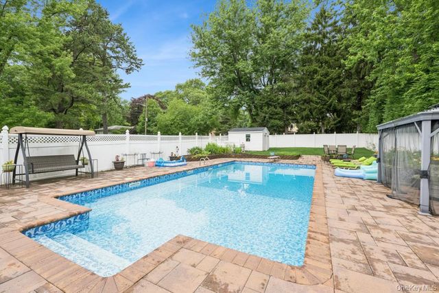 21 Fairoaks Lane, Smithtown, NY 11787
