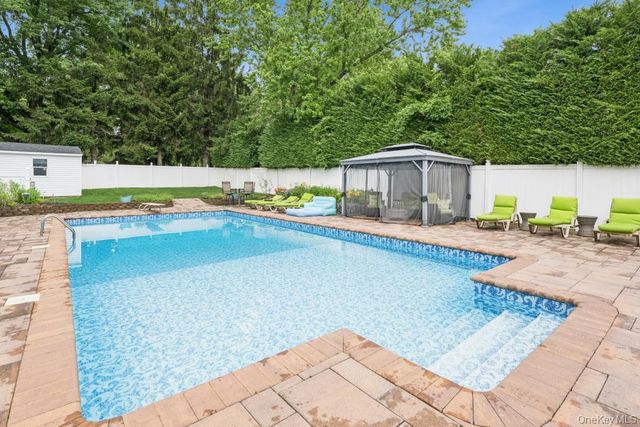 21 Fairoaks Lane, Smithtown, NY 11787
