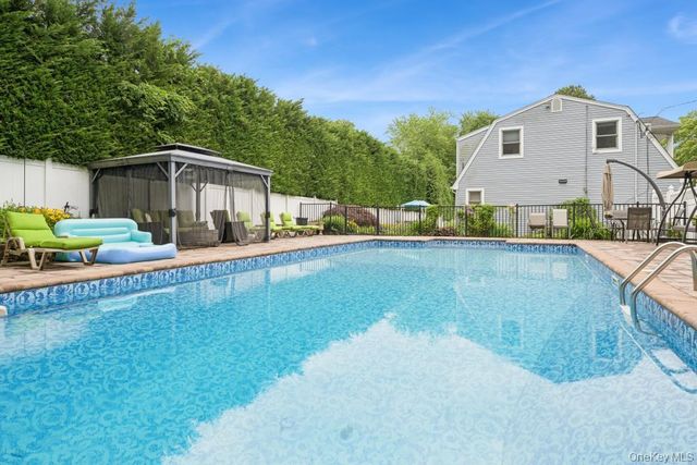 21 Fairoaks Lane, Smithtown, NY 11787