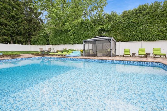 21 Fairoaks Lane, Smithtown, NY 11787