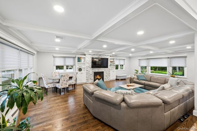 21 Fairoaks Lane, Smithtown, NY 11787