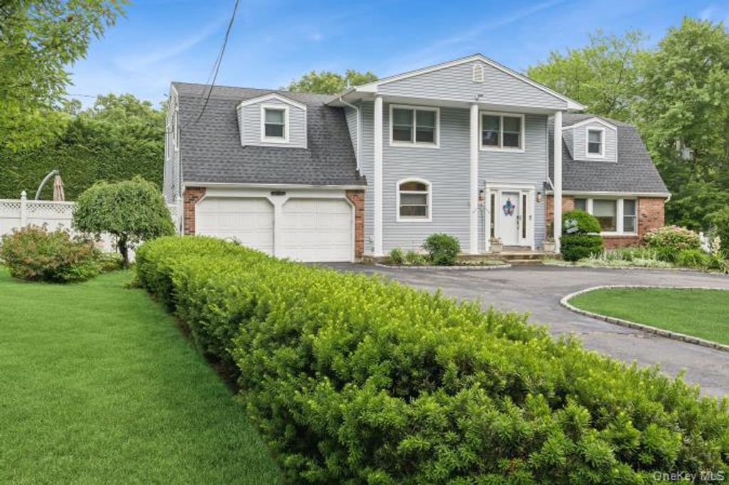 21 Fairoaks Lane, Smithtown, NY 11787