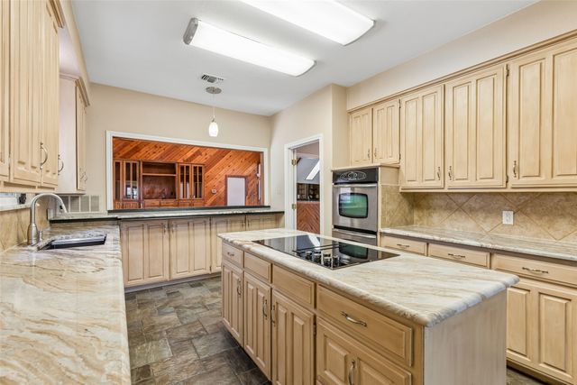 6512 Shorewood Drive, Arlington, TX 76016