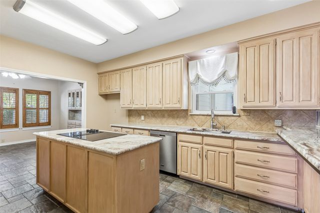 6512 Shorewood Drive, Arlington, TX 76016