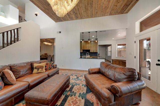 8402 Rancho Ventoso Court NW, Albuquerque, NM 87120