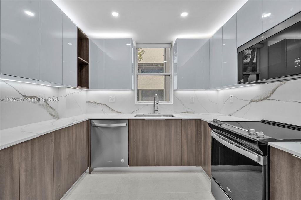 18181 NE 31st Ct 110, Aventura, FL 33160