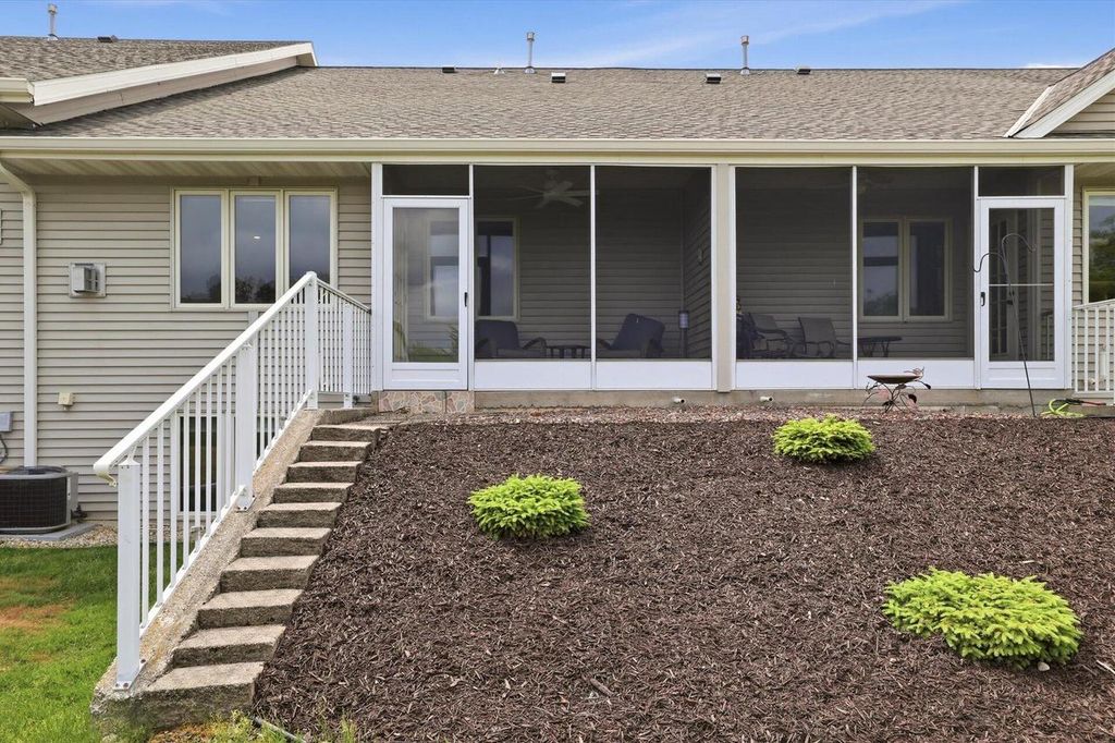 970 Oconomowoc PARKWAY, Oconomowoc, WI 53066