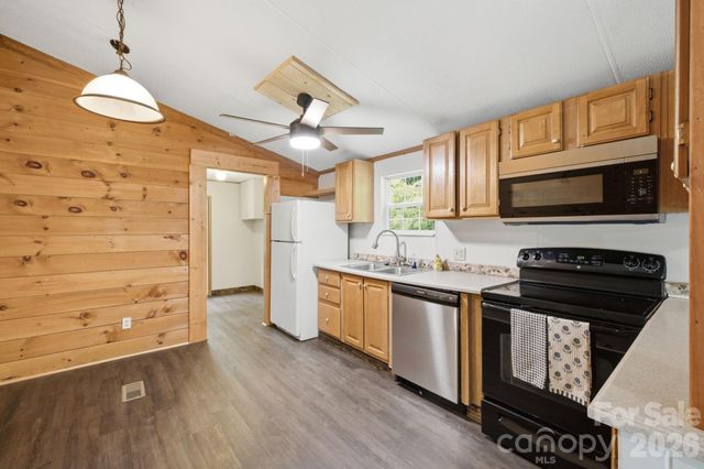 55 Twin Oaks Lane, Spruce Pine, NC 28777