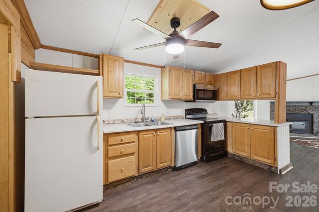 55 Twin Oaks Lane, Spruce Pine, NC 28777
