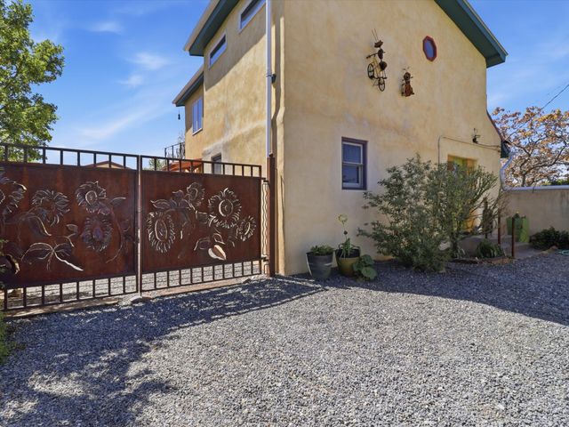 1204 Agua Fria Street, Santa Fe, NM 87501