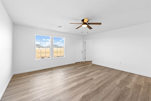 1203 Fountain Dr, Salina, KS 67401