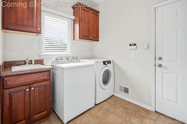 30268 Berghway Trail, Warren, MI 48092