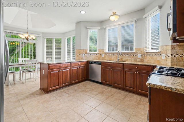 30268 Berghway Trail, Warren, MI 48092