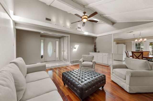 1200 Douglas Street, Euless, TX 76039
