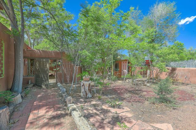 509 Chamiso Lane NW, Los Ranchos, NM 87107
