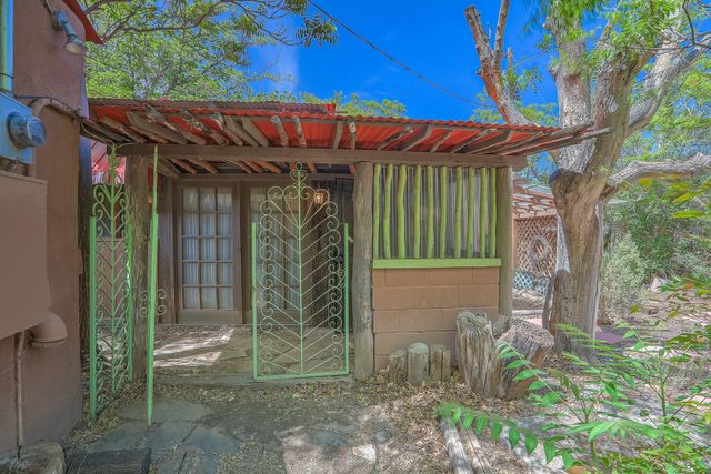 509 Chamiso Lane NW, Los Ranchos, NM 87107