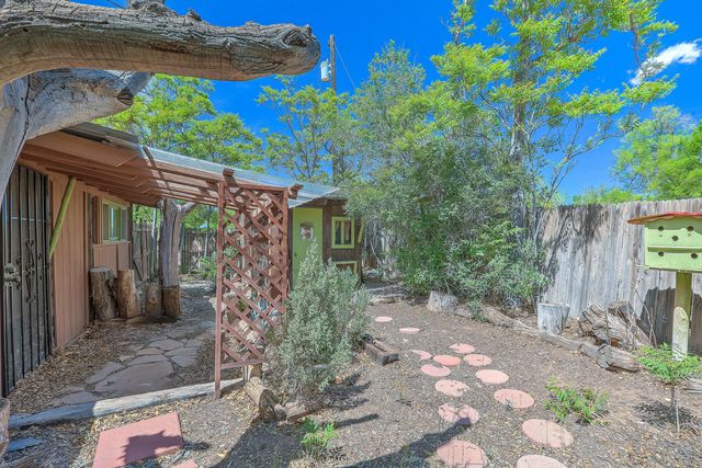 509 Chamiso Lane NW, Los Ranchos, NM 87107