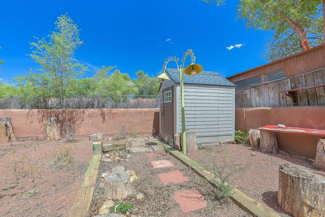 509 Chamiso Lane NW, Los Ranchos, NM 87107
