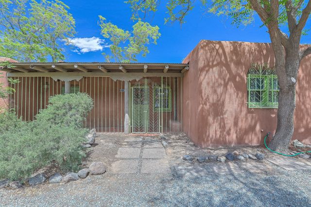 509 Chamiso Lane NW, Los Ranchos, NM 87107
