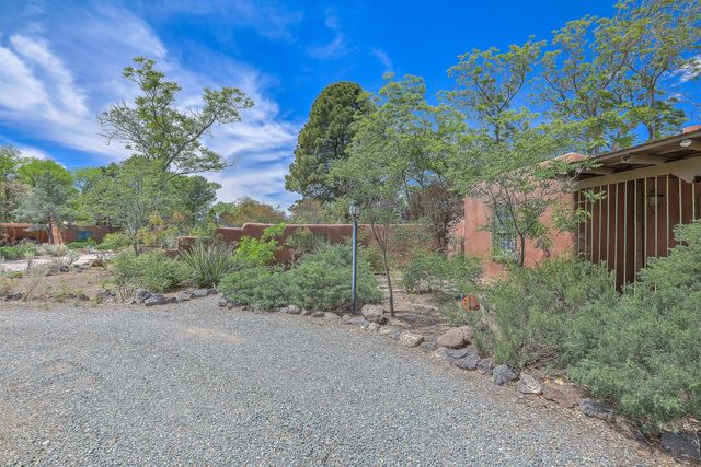 509 Chamiso Lane NW, Los Ranchos, NM 87107