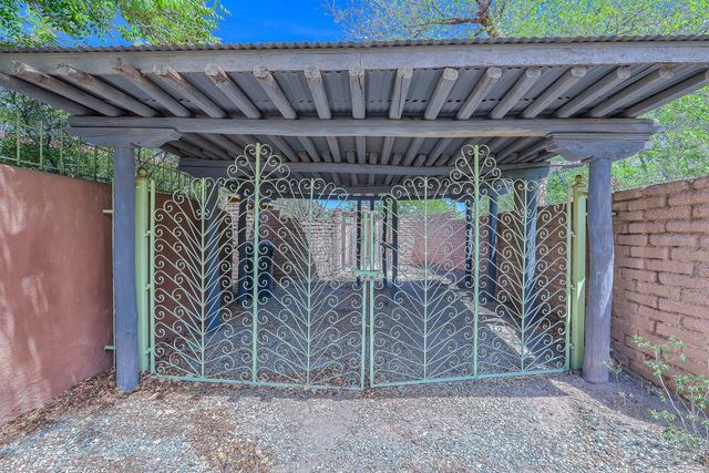 509 Chamiso Lane NW, Los Ranchos, NM 87107