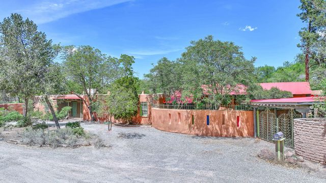 509 Chamiso Lane NW, Los Ranchos, NM 87107